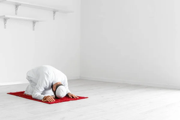 Молящийся Молодой Мусульманин Дома — стоковое фото