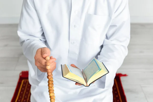 Fiatal Muszlim Férfi Imádkozik Otthon Közelkép — Stock Fotó