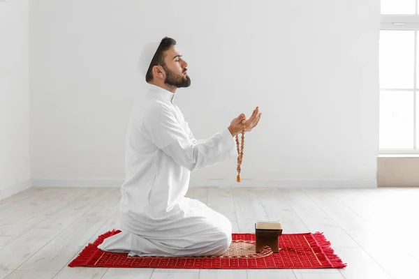Προσεύχεται Νεαρός Μουσουλμάνος Στο Σπίτι — Φωτογραφία Αρχείου