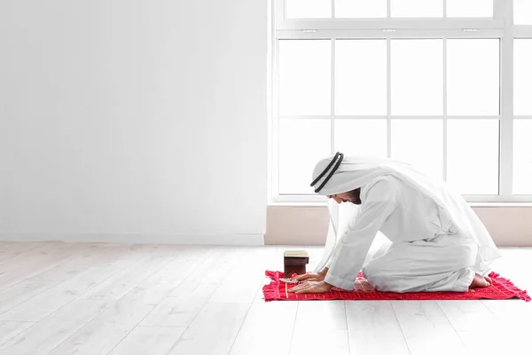 Imádkozó Fiatal Muszlim Férfi Otthon — Stock Fotó