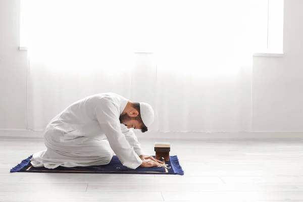 집에서 무슬림 청년에게 기도하는 — 스톡 사진