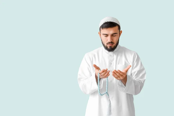 Pregando Giovane Uomo Musulmano Sfondo Chiaro — Foto Stock