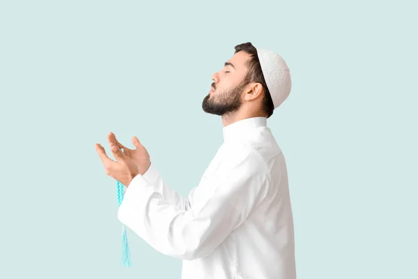 Bidden Jonge Moslim Man Lichte Achtergrond — Stockfoto
