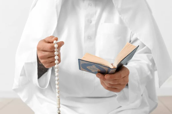 Junger Muslimischer Mann Mit Koran Und Tasbih Hause Nahaufnahme — Stockfoto