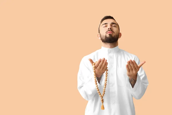 Jeune Homme Musulman Prière Sur Fond Couleur — Photo