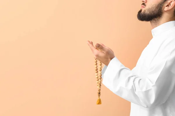 Praying Young Muslim Man Color Background — Stock Photo, Image