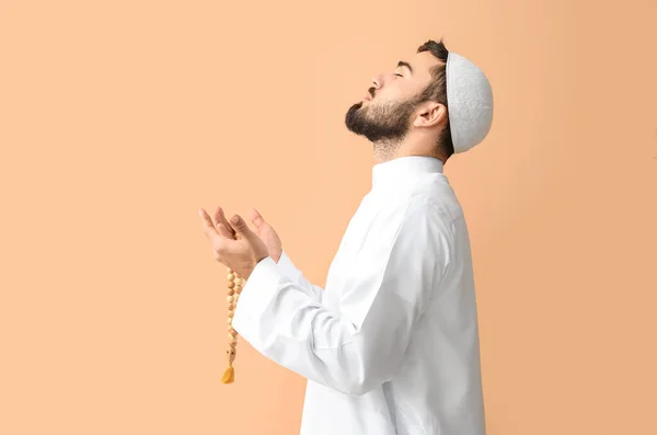 Betender Junger Muslimischer Mann Auf Farbigem Hintergrund — Stockfoto