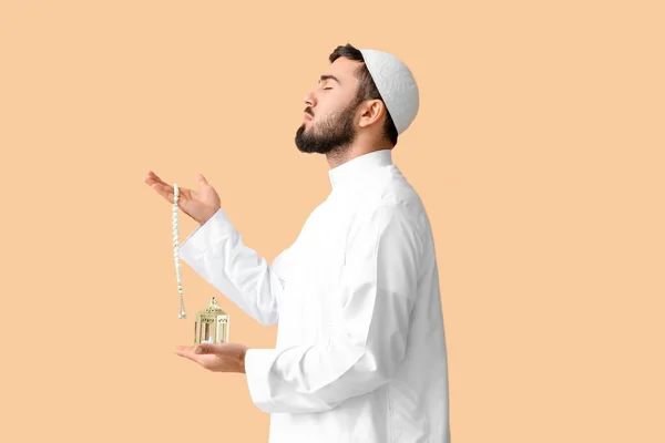 Jovem Muçulmano Com Lâmpada Fanosa Tasbih Fundo Cor — Fotografia de Stock