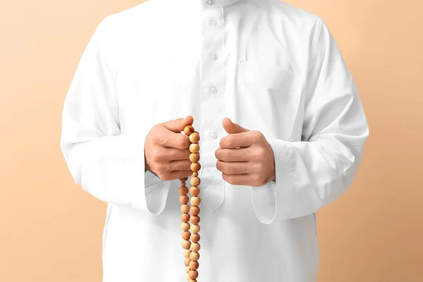 Jovem Muçulmano Com Tasbih Sobre Fundo Cor — Fotografia de Stock