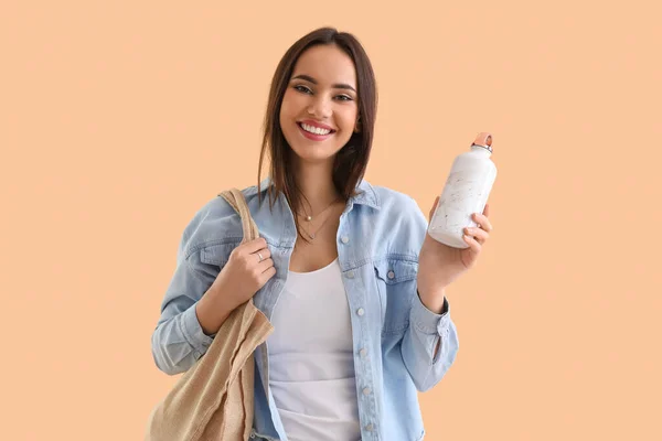 Mujer Joven Con Eco Bolsa Botella Sobre Fondo Beige —  Fotos de Stock