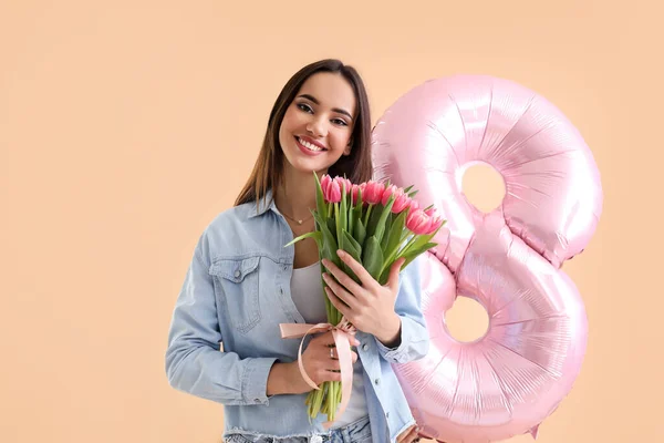 Jonge Vrouw Met Tulpen Ballon Vorm Van Figuur Beige Achtergrond — Stockfoto