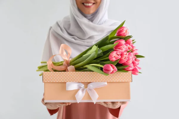 Muszlim Tulipánnal Ajándékdobozzal Könnyű Háttérrel Közelről Nemzetközi Nőnap — Stock Fotó