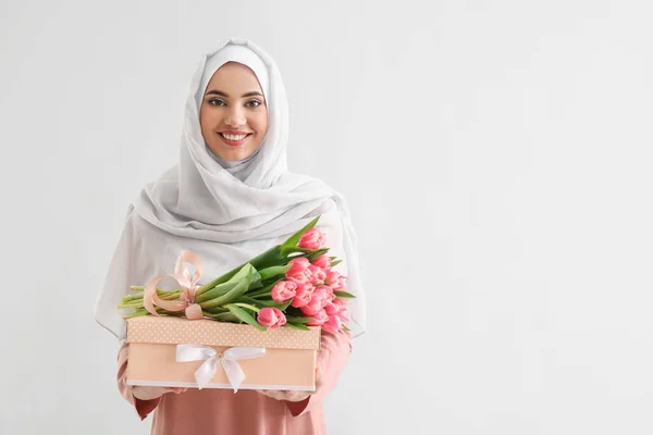Mujer Musulmana Con Tulipanes Caja Regalo Sobre Fondo Claro Día —  Fotos de Stock