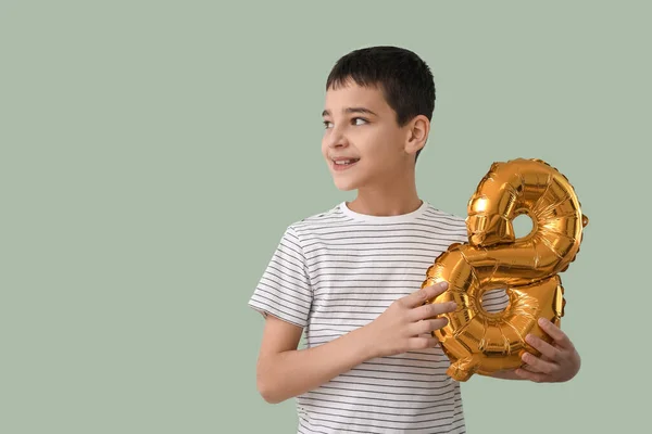 Kleiner Junge Mit Luftballon Form Der Figur Auf Grünem Hintergrund — Stockfoto