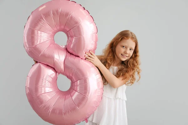 Roodharig Meisje Met Ballon Vorm Van Figuur Een Lichte Achtergrond — Stockfoto