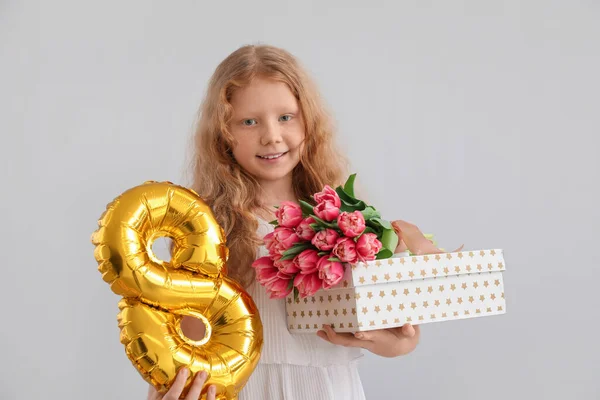 Roodharig Meisje Met Ballon Tulpen Geschenkdoosje Lichte Ondergrond Internationale Vrouwendag — Stockfoto