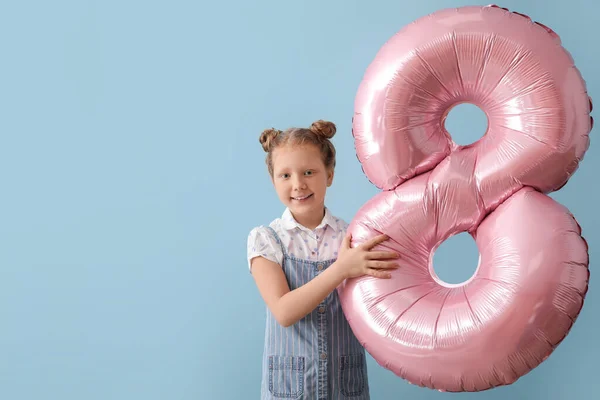 Mavi Arka Planda Balon Şeklinde Figürlü Kızıl Saçlı Küçük Kız — Stok fotoğraf