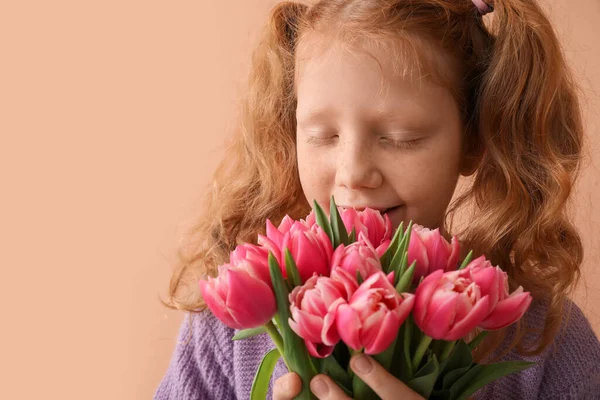 Piccola Ragazza Rossa Con Bouquet Tulipani Sfondo Beige Primo Piano — Foto Stock