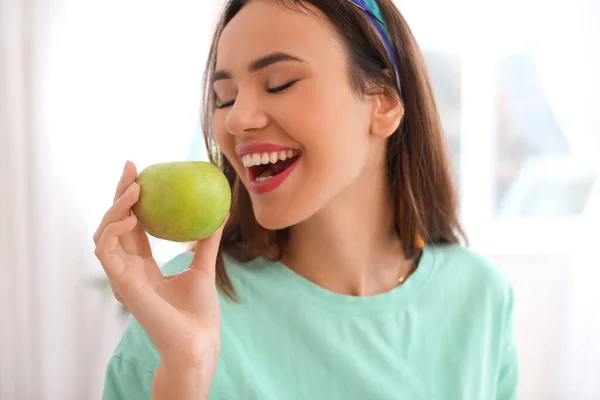Young Woman Green Apple Kitchen Closeup — Stock Photo, Image
