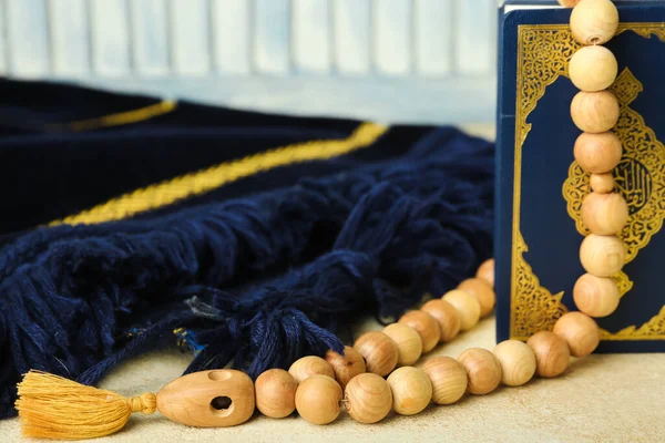 Koran Muzułmańskie Koraliki Modlitewne Mata Jasnym Tle Zbliżenie — Zdjęcie stockowe