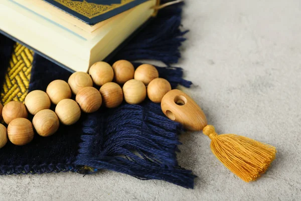 Muzułmańskie Paciorki Modlitewne Koran Mata Jasnym Tle Zbliżenie — Zdjęcie stockowe