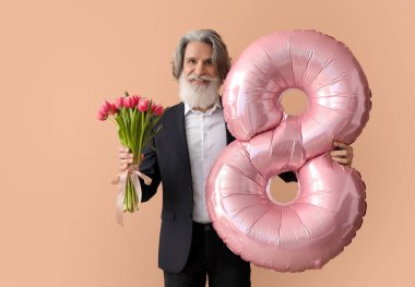 Şekil 8 şeklinde balon tutan yaşlı bir adam ve renkli arka planda bir buket lale. Uluslararası Kadınlar Günü kutlamaları