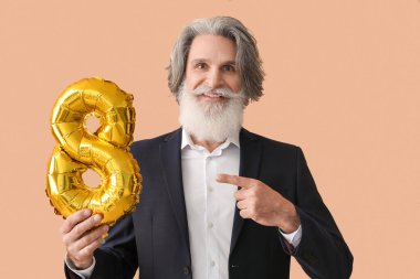 Son sınıf öğrencisi balona bakıyor. Renkli arka planda şekil 8 şeklinde. Uluslararası Kadınlar Günü kutlamaları