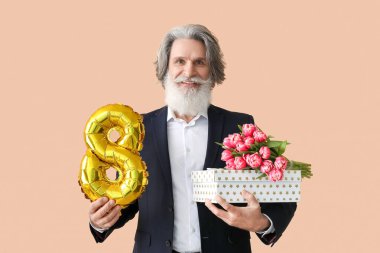 Hediye kutulu, çiçekli ve balonlu yaşlı adam. Renkli arka planda şekil 8 şeklinde. Uluslararası Kadınlar Günü kutlamaları