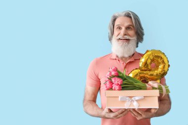 Son sınıf öğrencisi elinde hediye kutusu, laleler ve balon renkli arka planda şekil 8 şeklinde. Uluslararası Kadınlar Günü kutlamaları