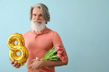 Laleleri ve balonu tutan yaşlı adam renk arka planında şekil 8 şeklinde. Uluslararası Kadınlar Günü kutlamaları