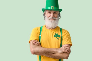 Yeşil şapkalı son sınıf öğrencisi. Aziz Patrick Günü kutlaması