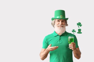 Yeşil şapkalı, arka planda bira olan son sınıf öğrencisi. Aziz Patrick Günü kutlaması