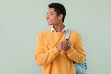 Renkli sırt çantalı Afrikalı Amerikalı bir erkek öğrenci