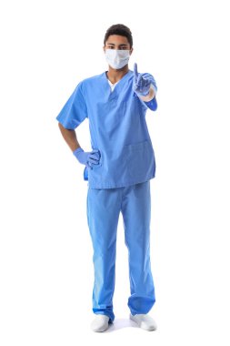 Tıbbi maskeli genç Afro-Amerikalı doktor beyaz arka planda parmağını sallıyor. Dokunulmazlık kavramı