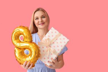 Hediye kutusu ve balonlu kadın. Renkli arka planda figür 8. Uluslararası Kadınlar Günü kutlamaları