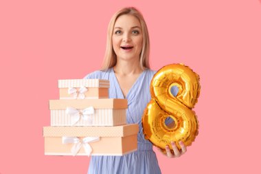 Duygusal kadın, hediye kutuları ve balon şeklinde renkli arka planda 8 figürlü. Uluslararası Kadınlar Günü kutlamaları