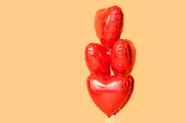 Прекрасні Серцеподібні Кулі Святкування Дня Святого Валентина Бежевому Тлі — стокове фото