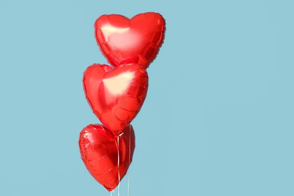 Прекрасні Серцеподібні Кулі Святкування Дня Святого Валентина Синьому Фоні — стокове фото