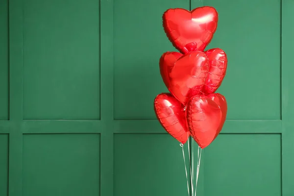 Yeşil Duvarın Yanında Sevgililer Günü Için Güzel Kalp Şeklinde Balonlar — Stok fotoğraf