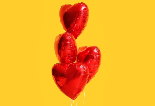 Sarı Arka Planda Sevgililer Günü Için Güzel Kalp Şeklinde Balonlar — Stok fotoğraf