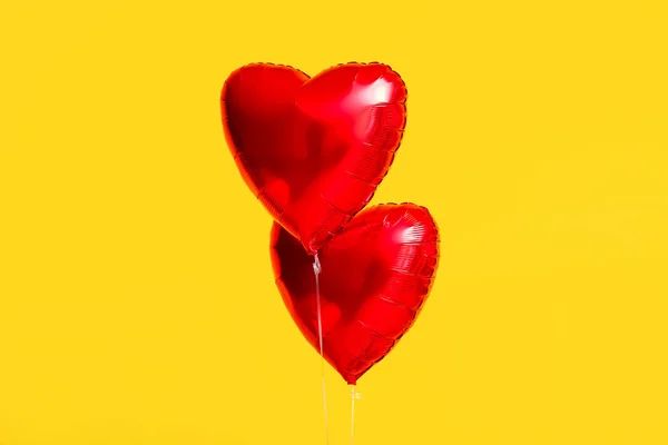 Schöne Herzförmige Luftballons Zum Valentinstag Auf Gelbem Hintergrund — Stockfoto