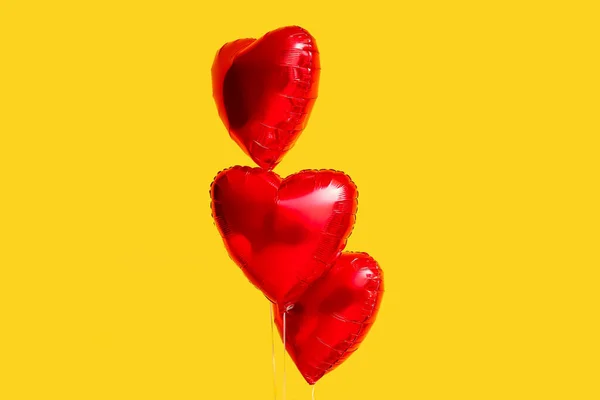 Прекрасні Серцеподібні Кулі Святкування Дня Святого Валентина Жовтому Тлі — стокове фото