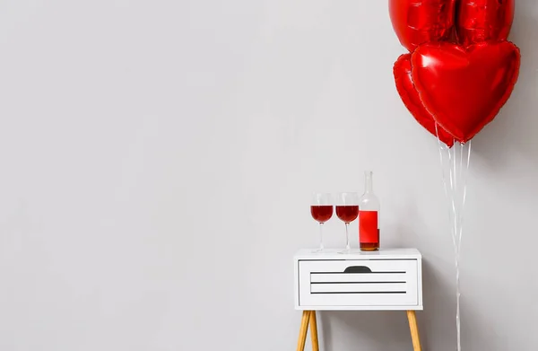 Belos Balões Forma Coração Com Copos Garrafa Vinho Para Celebração — Fotografia de Stock