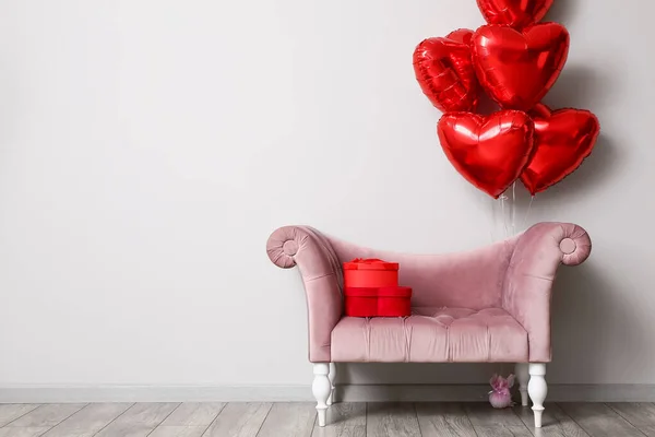 Vakre Hjerteformede Ballonger Til Valentinsdag Feiring Sofa Nær Lysmur Rommet – stockfoto