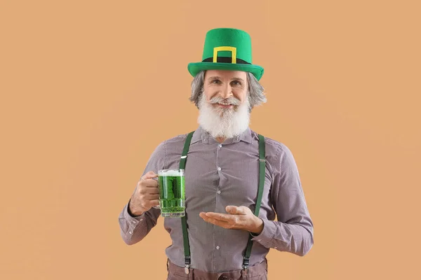 Senior Man Met Groene Hoed Met Een Glas Bier Beige — Stockfoto