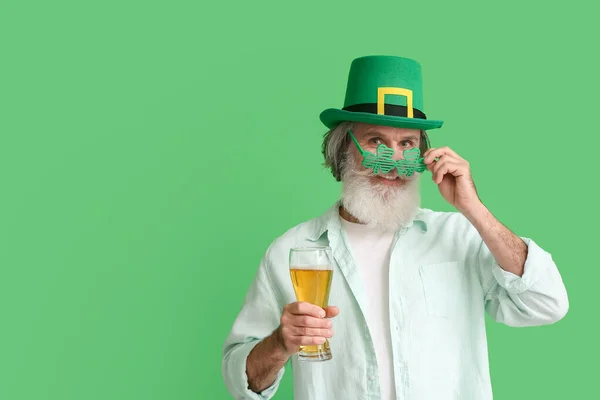 Senior Man Met Hoed Bril Met Een Glas Bier Groene — Stockfoto