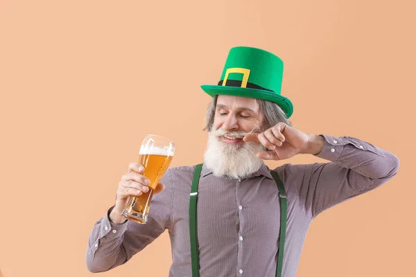 Homem Sênior Chapéu Verde Com Copo Cerveja Fundo Bege Celebração — Fotografia de Stock