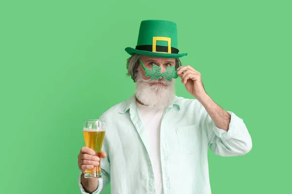 Senior Man Met Hoed Bril Met Een Glas Bier Groene — Stockfoto