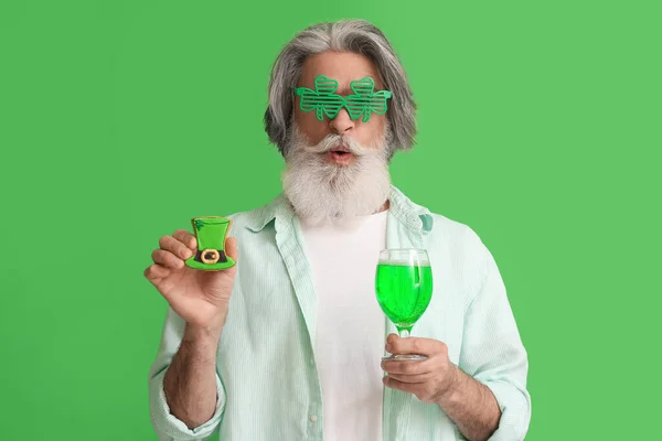 Överraskad Senior Man Med Kaka Och Glas Grön Bakgrund Patrick — Stockfoto