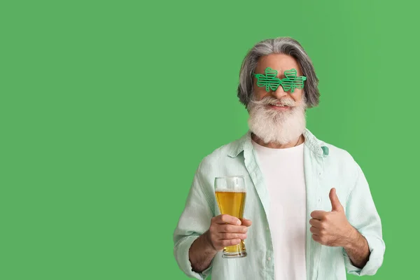 Senior Man Eyeglasses Glass Beer Showing Thumb Green Background Patrick — Stock Photo, Image